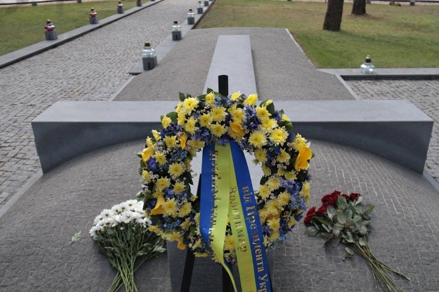 21 травня у День пам’яті жертв політичних репресій тоталітарного режиму в історико-меморіальному заповіднику "Биківнянські могили" вшанували пам’ять жертв комуністичного режиму