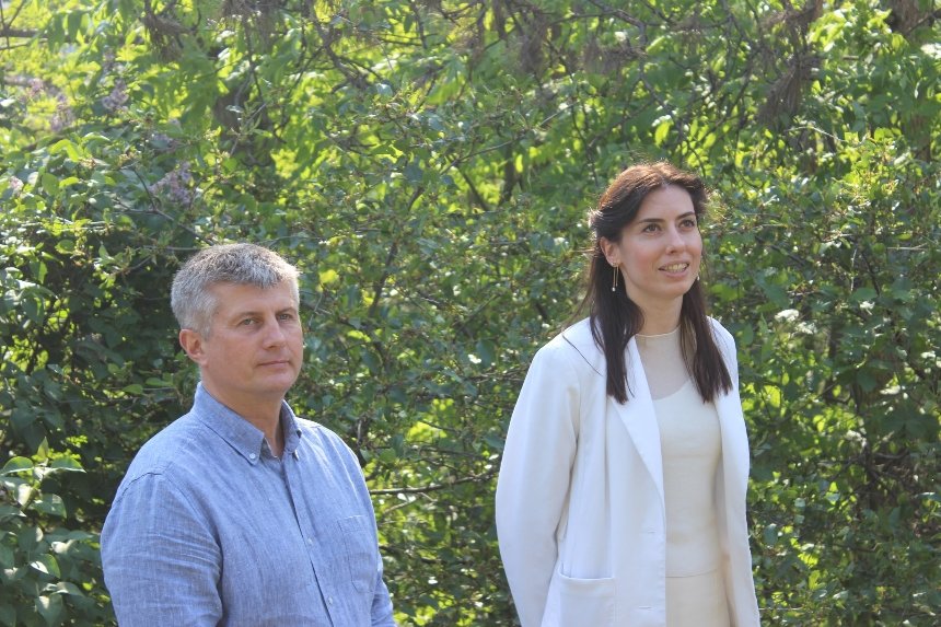 Марія Мезенцева в Національному ботанічному саду імені М.М. Гришка, де представники ГО КримSOS посадили кримські сосни.
