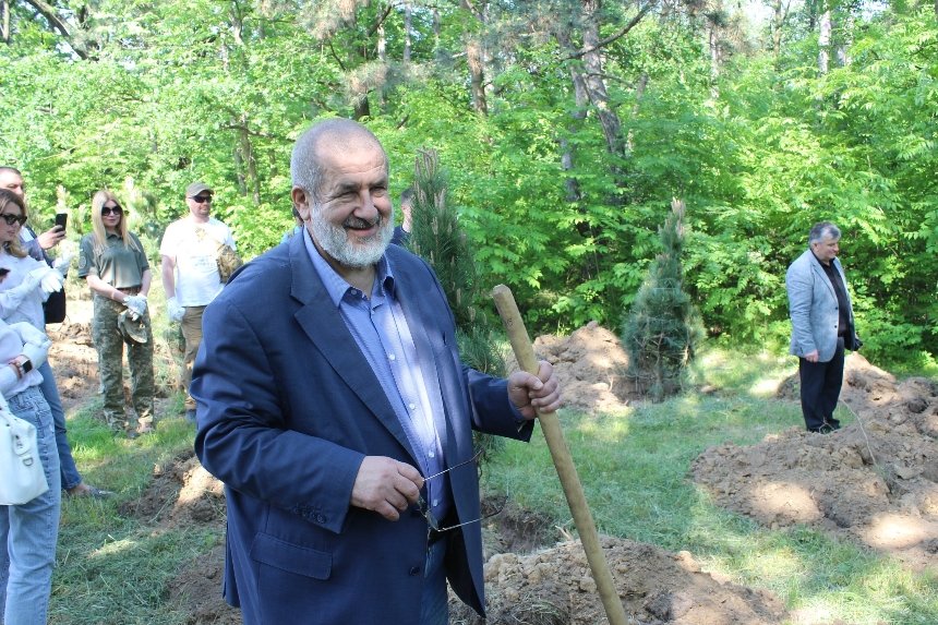 У Києві, в Національному ботанічному саду імені М.М. Гришка представники ГО КримSOS посадили кримські сосни.