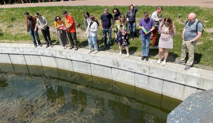 У Києві у парку "Відрадний" кияни нагодували 200 рибок імператорських кої: фото