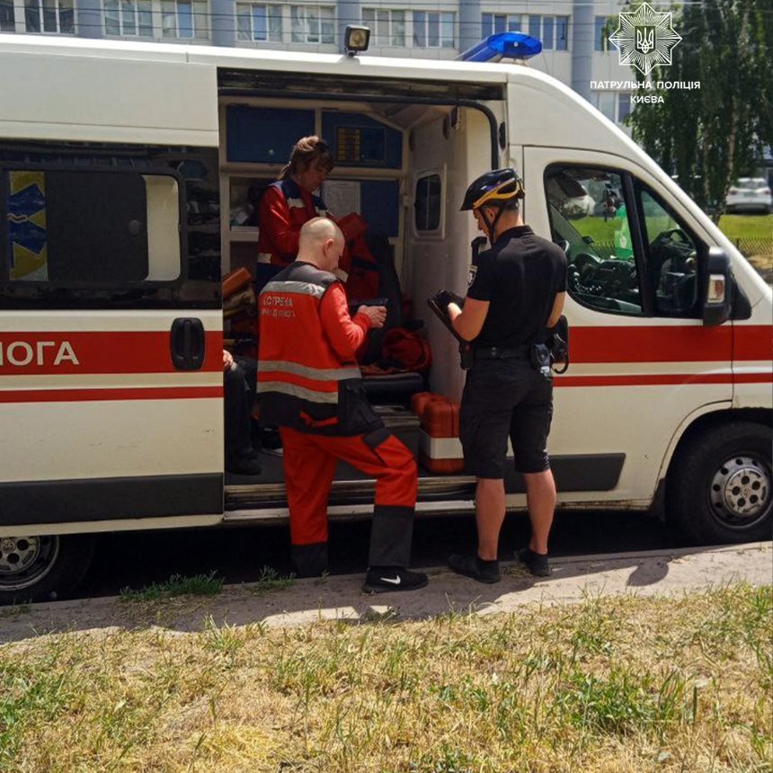 У Деснянському районі Києва велопатрульні врятували людину від перегріву та сонячного удару.