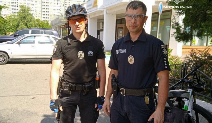 У Деснянському районі Києва велопатрульні врятували людину від сонячного удару