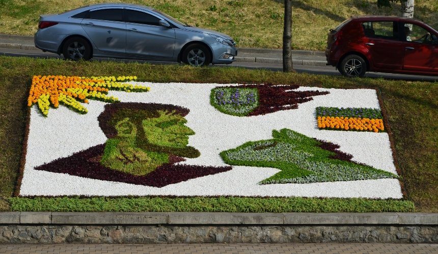 У Києві створили квітник із зображенням Дмитра Коцюбайла "Да Вінчі": фото