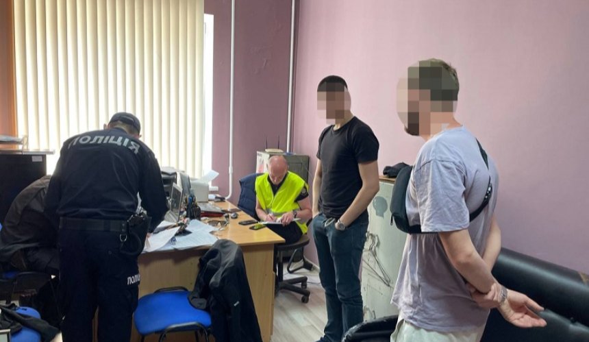 У Києві затримали молодиків, які знімали роботу ППО