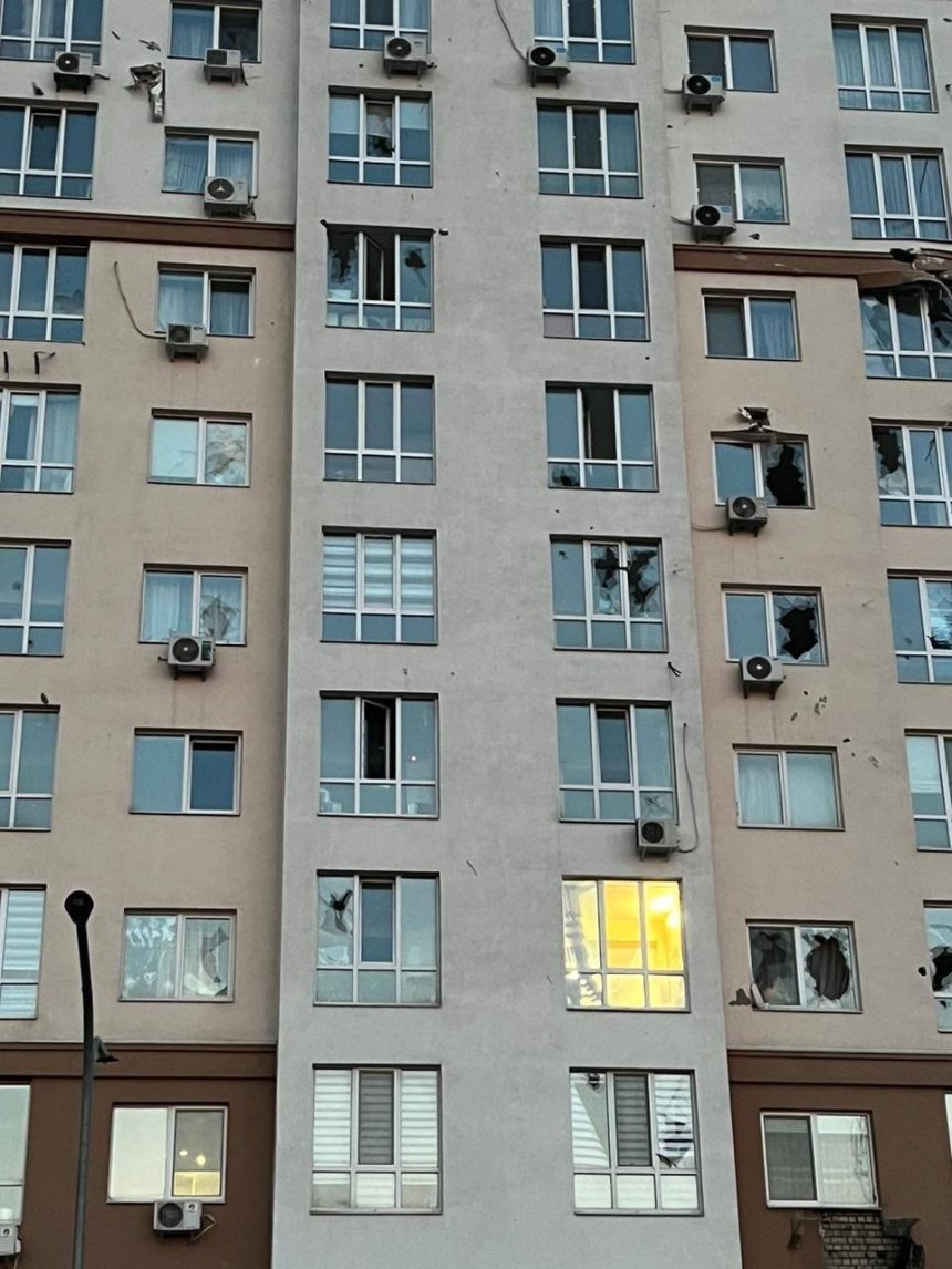 Розбиті вікна внаслідок падіння уламків російського шахеду на Київщині, 30 травня 2023