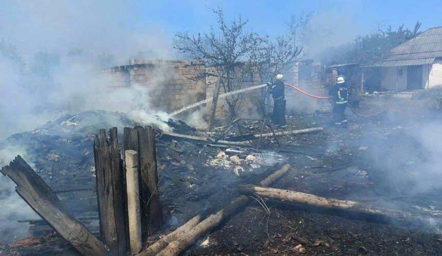 Влучання уламків в житлові будинки та загоряння: у ДСНС показали наслідки нічного обстрілу Київщини