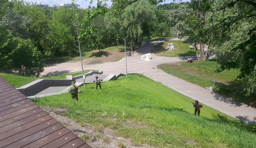 Київські комунальники скошують траву на Пейзажній алеї: фото 