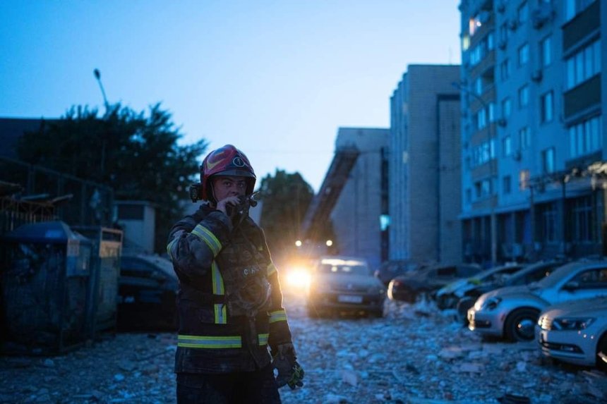 Рятувальники на місці влучання уламків шахеду в Києві, 30 травня 2023 року