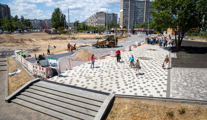 Кличко перевірив, як облаштовують сквер біля метро Героїв Дніпра: фото