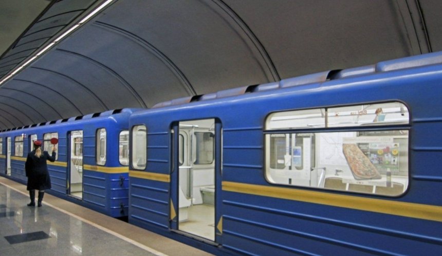У Києві в метро жінка потрапила під потяг: рух поїздів синьою лінією обмежений