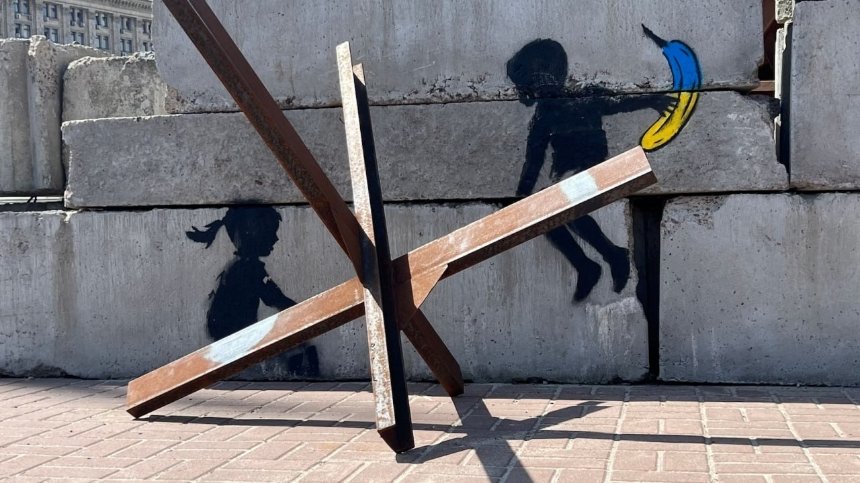 Вуличний художник Bananensprayer доповнив малюнок Banksy на Майдані Незалежності