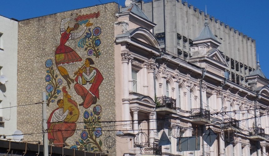 Активісти хочуть реставрувати історичну мозаїку “Українська пісня”: в якому вона стані