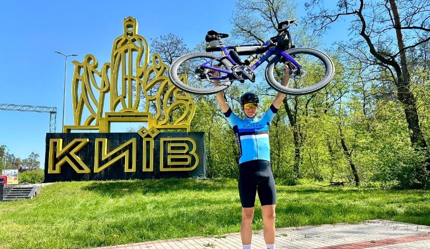 Естонський депутат проїхав з Таллінна до Києва на велосипеді та зібрав 30 тисяч євро на ЗСУ
