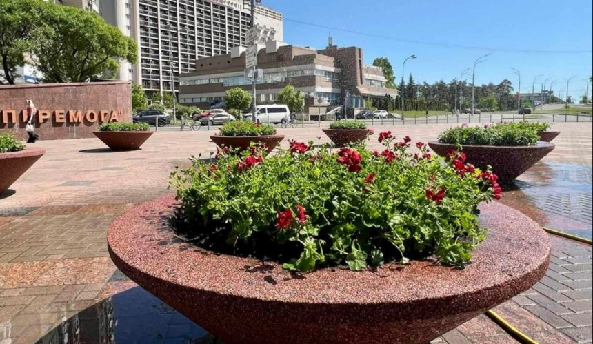У Києві в парку Перемога облаштували 9 квітників в бетонних чашах: фото