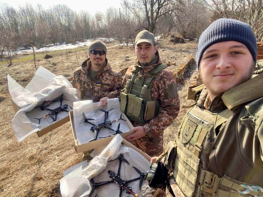 Діти Бучанської громади передали дрони-камікадзе військовим ЗСУ