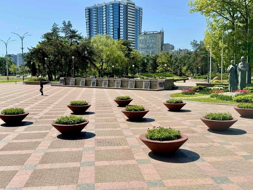 У Києві в парку Перемога  облаштували 9 квітників у бетонних чашах