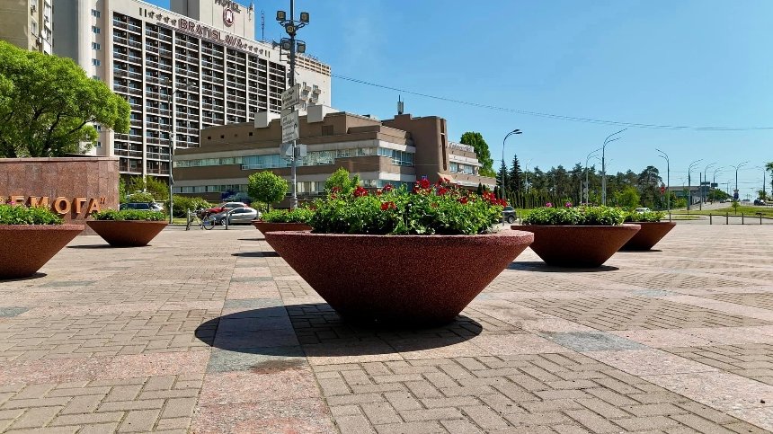 У Києві в парку Перемога  облаштували 9 квітників у бетонних чашах