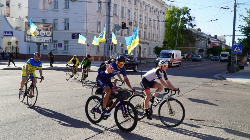 Естонський депутат проїхав на велосипеді з Таллінна до Києва та зібрав 30 тисяч євро на ЗСУ