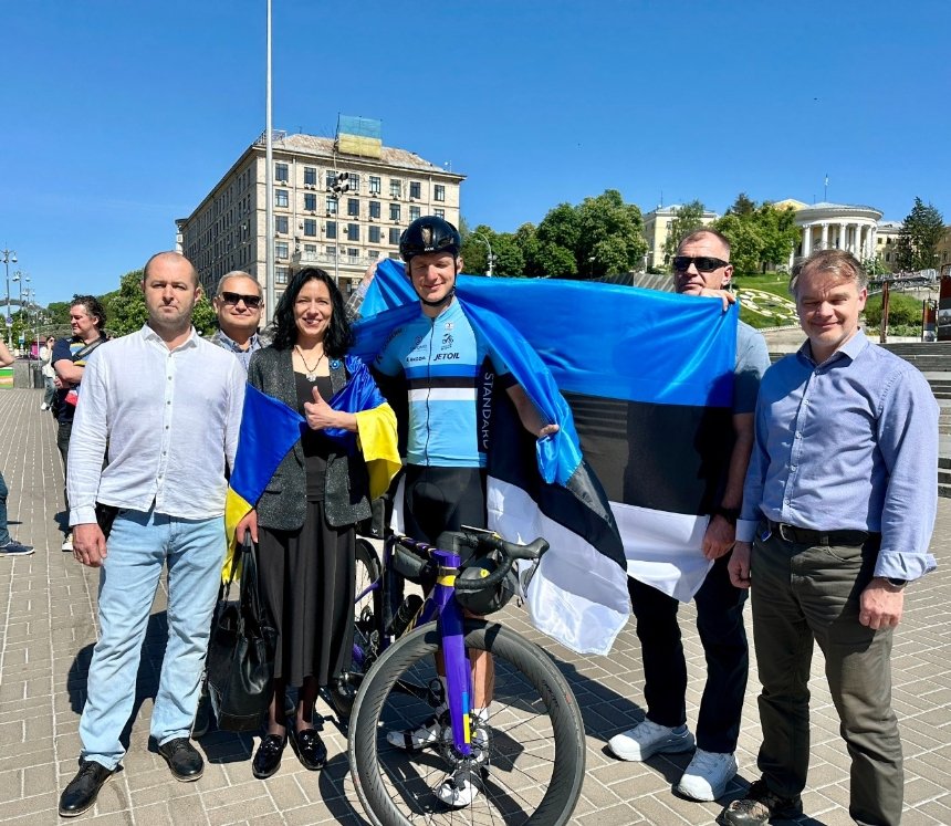 Естонський депутат проїхав з Таллінна до Києва на велосипеді та зібрав 30 тисяч євро на ЗСУ