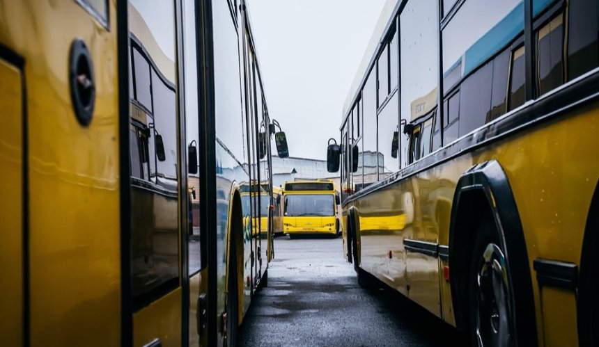На вихідних 4-5 травня низка автобусів та тролейбусів змінить маршрути: схеми руху