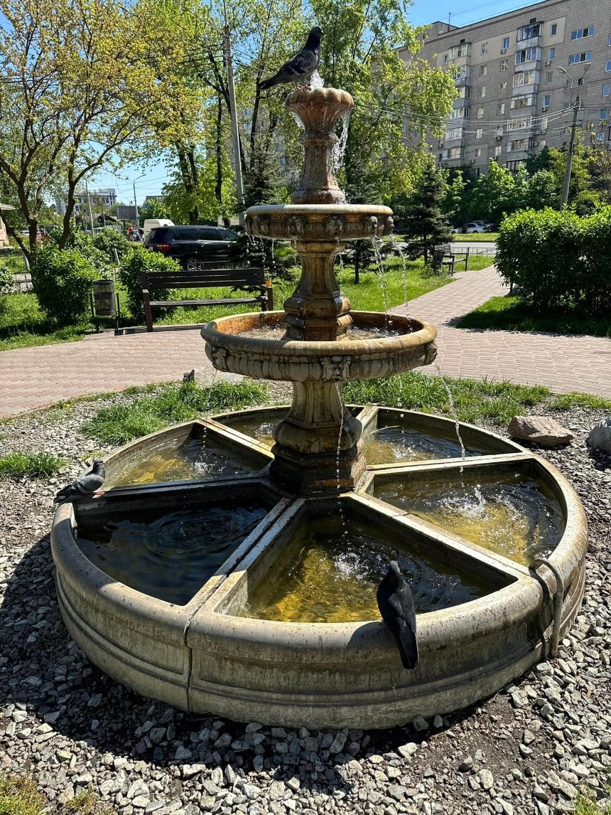 У Дарницькому районі Києва запрацювали фонтани