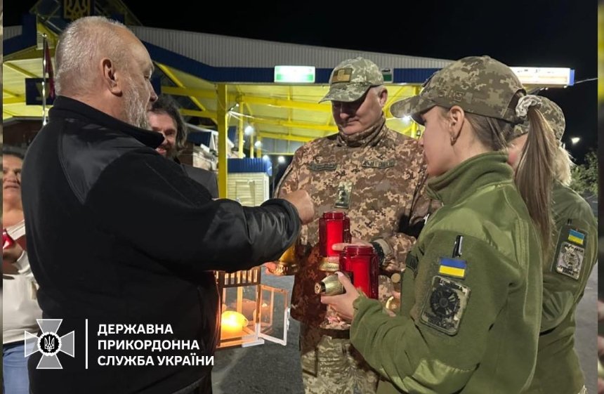 До України прибув Благодатний вогонь із Єрусалима: фото