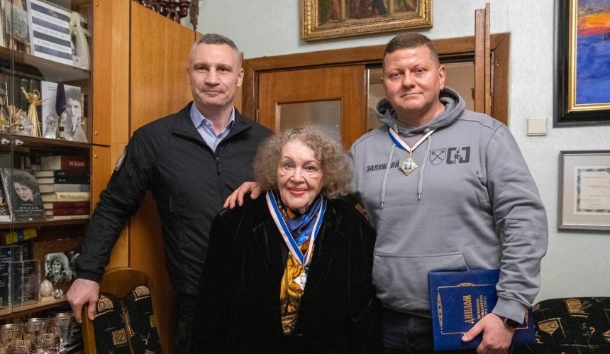 Валерію Залужному та Ліні Костенко присвоїли звання “Почесного громадянина Києва”