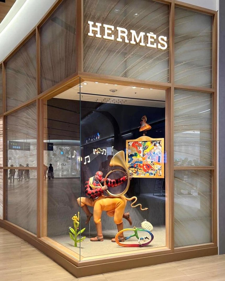 Вітрину бутика Hermès у японському аеропорту оформив український стріт-арт художник