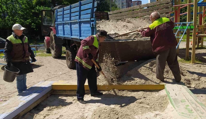 Комунальники завозять свіжий пісок на дитячі майданчики: фото