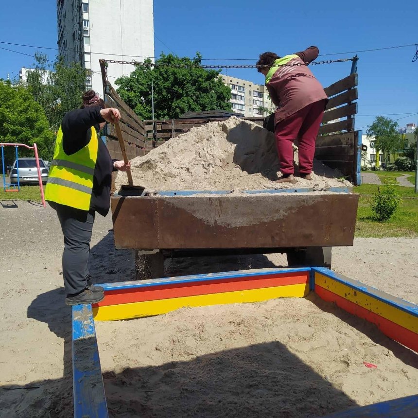 Комунальники завозять свіжий пісок на дитячі майданчики