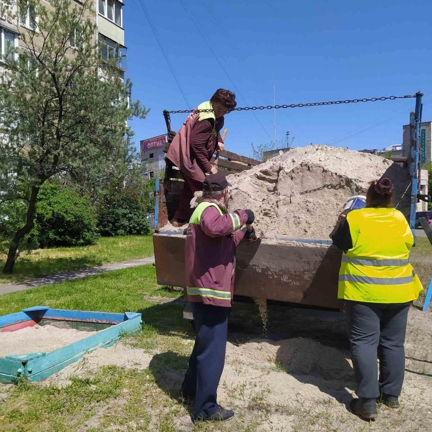 Комунальники завозять свіжий пісок на дитячі майданчики