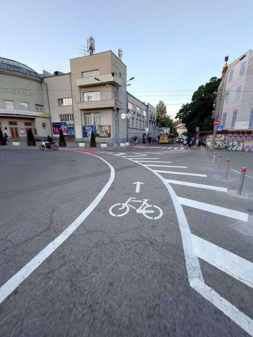 На Подолі змінили організацію дорожнього руху та влаштували велосипедні смуги: фото