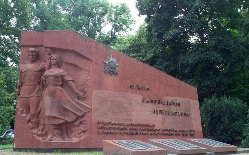 У Києві декомунізували стелу героїв КПІ: зняли радянську символіку, перефарбували та відредагували напис-присвяту