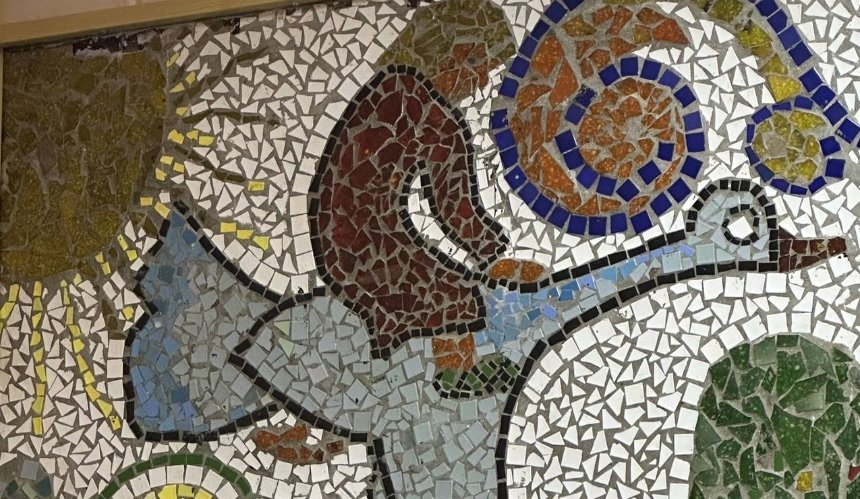 У Києві в приміщенні колишньої Кулінарії на ДВРЗ знищили мозаїку з казковими героями: нові власники зафарбували мозаїку у чорний колір
