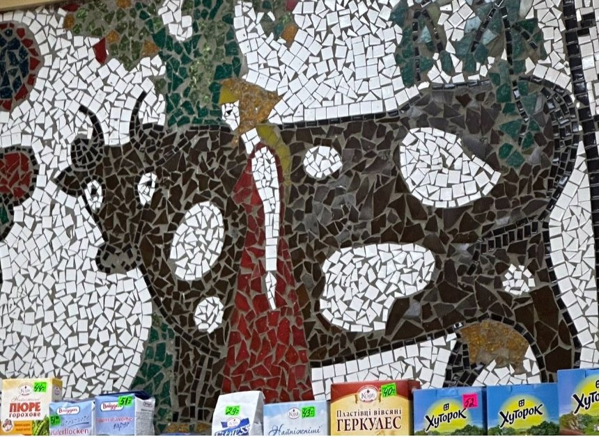 У Києві в приміщенні колишньої Кулінарії на ДВРЗ знищили мозаїку з казковими героями