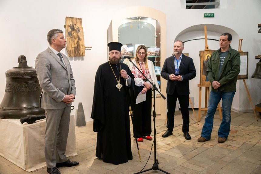 У Великій лаврській дзвіниці Києво-Печерської лаври до Дня Матері відкрилась виставка Ікони на ящиках з-під набоїв