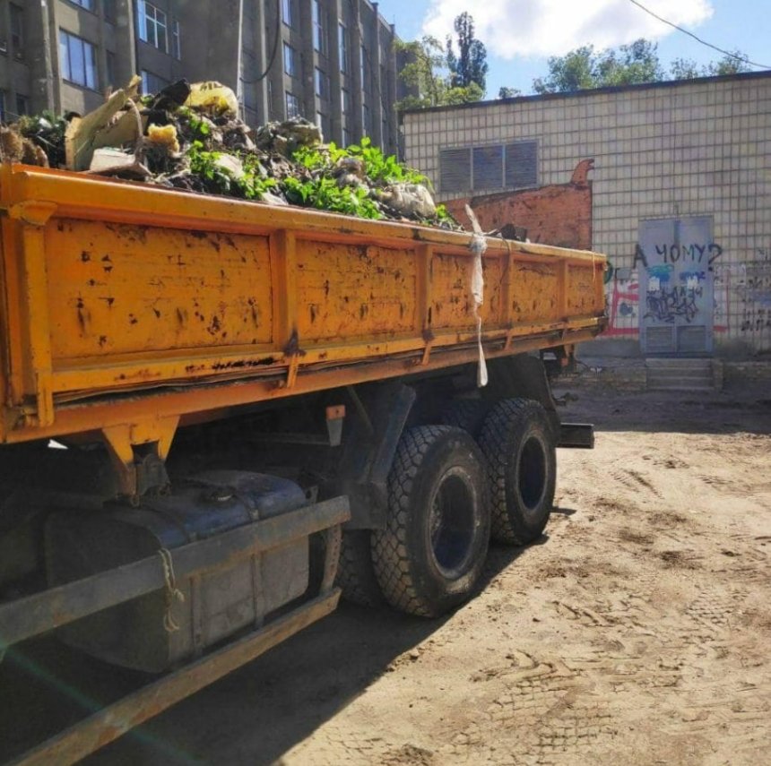 У Солом'янському районі прибрали стихійне сміттєзвалище на вулиці Польова