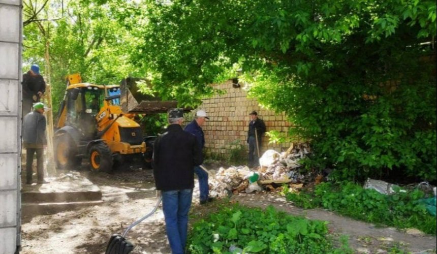 У Києві в Солом'янському районі прибрали стихійне сміттєзвалище