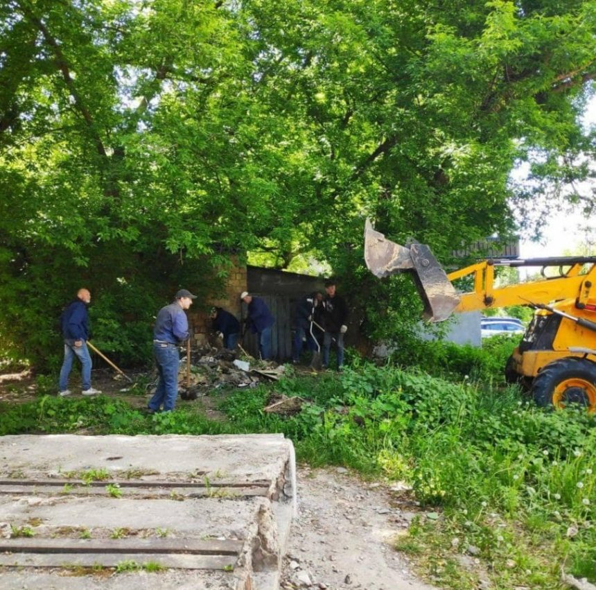 У Солом'янському районі прибрали стихійне сміттєзвалище, яке влаштували кияни на вулиці Польова