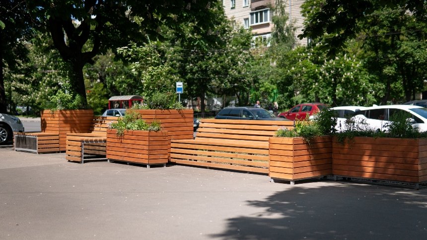 У Шевченківському районі Києва встановили перші парклети — це вуличні меблі з озелененням