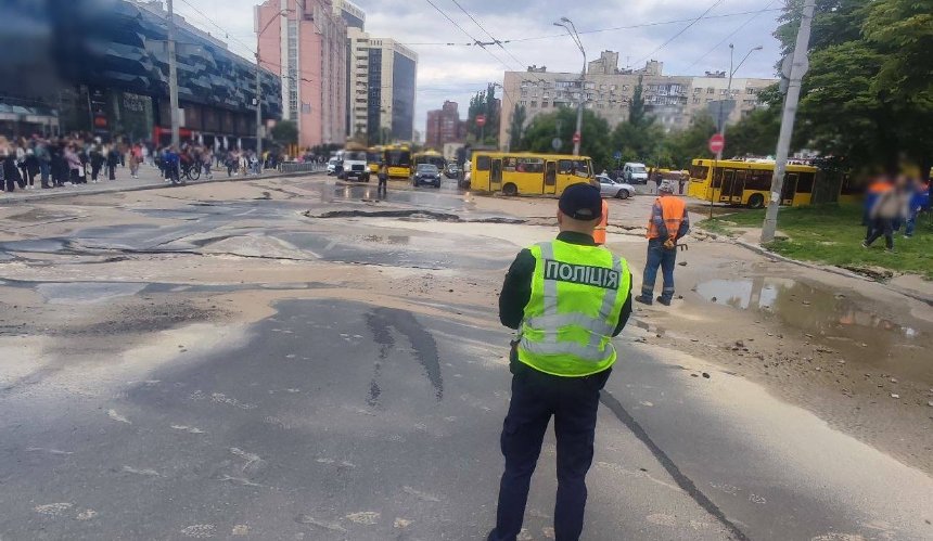 На Либідській стався прорив трубопроводу: затримується рух транспорту