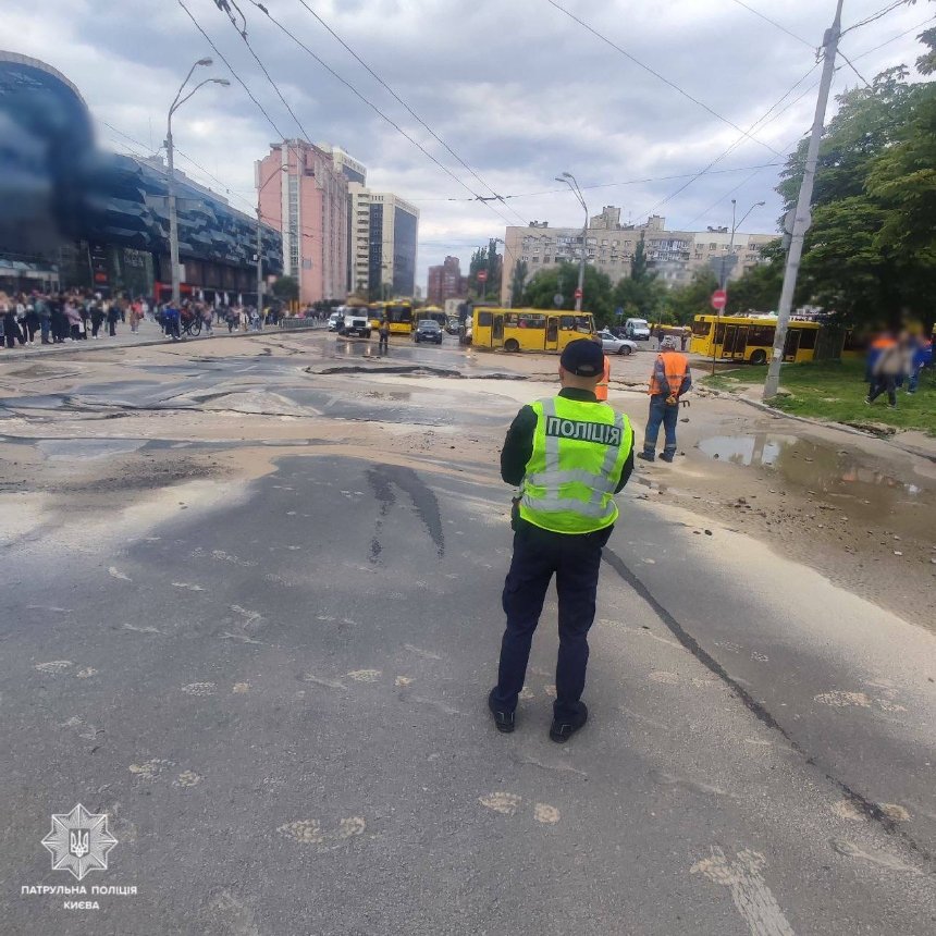 На Либідській стався прорив трубопроводу