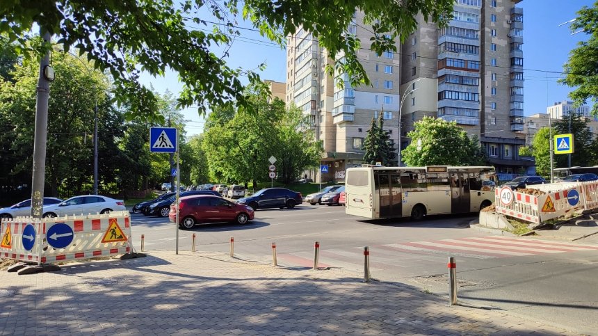 У Києві на проспекті Повітряних Сил та вулиці Стадіонній облаштують безбар'єрний світлофор на нерегульованому пішохідному переході