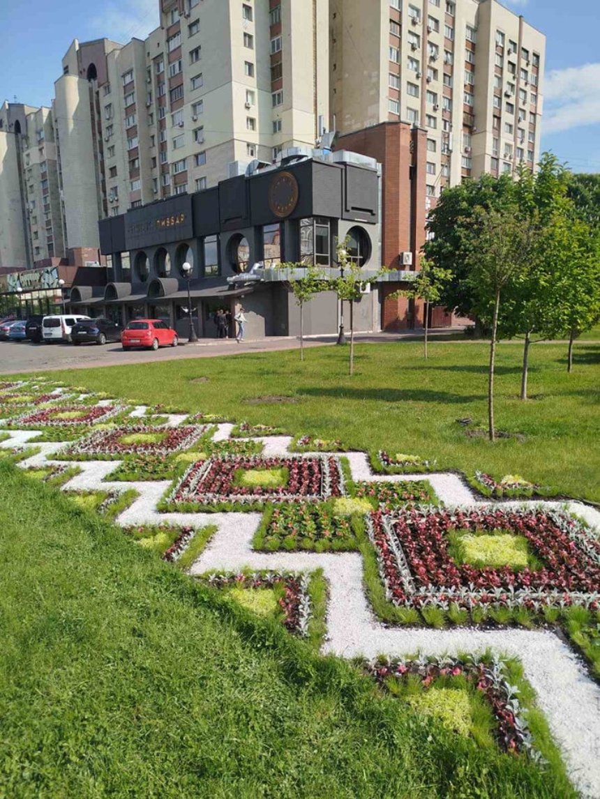 В Оболонському районі Києва з'явилась вишиванка з квітів на вулиці Левка Лук'яненко: як вона виглядає