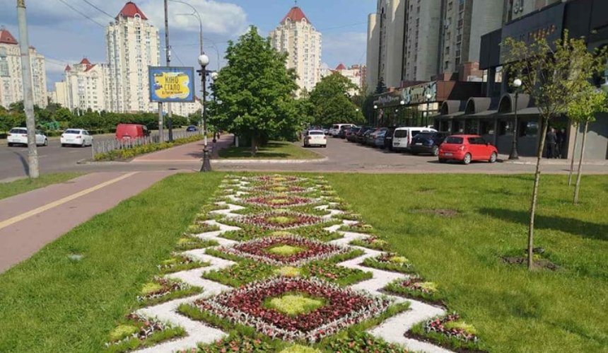 В Оболонському районі Києва з'явилась вишиванка з квітів: фото