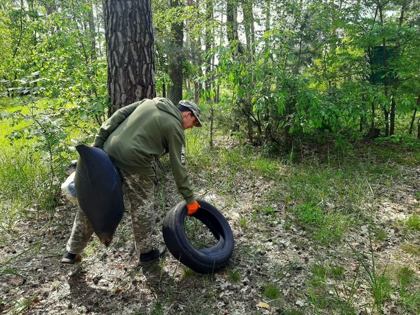 Кияни провели толоку в Святошинському лісництві