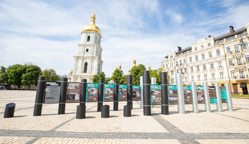 На Софійській площі відкрилася виставка "Маріуполь: 86 днів оборони": фото