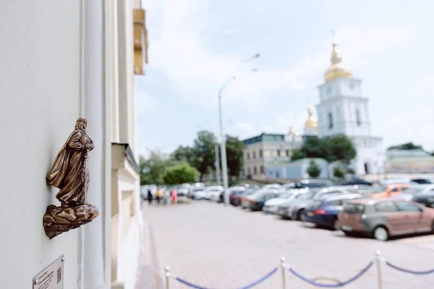 У Києві відкрили мініскульптуру, присвячену княгині Ользі: фото