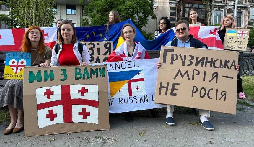 Біля посольства Грузії у Києві проходить акція солідарності з грузинським народом: фото та подробиці