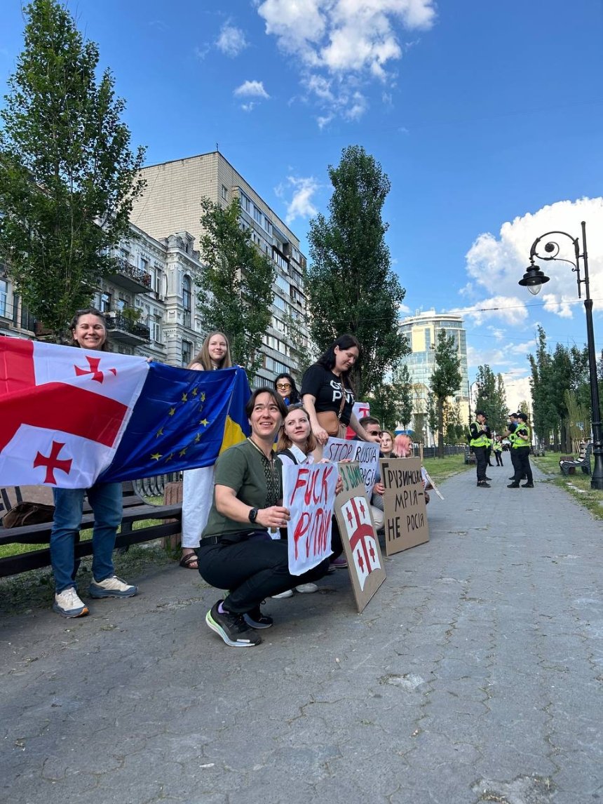 Біля посольства Грузії у Києві проходить акція солідарності з грузинським народом